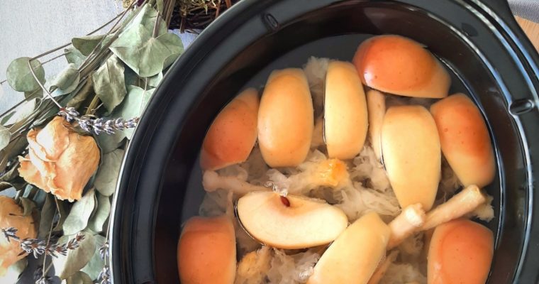 Apple and snow fungus sweet soup