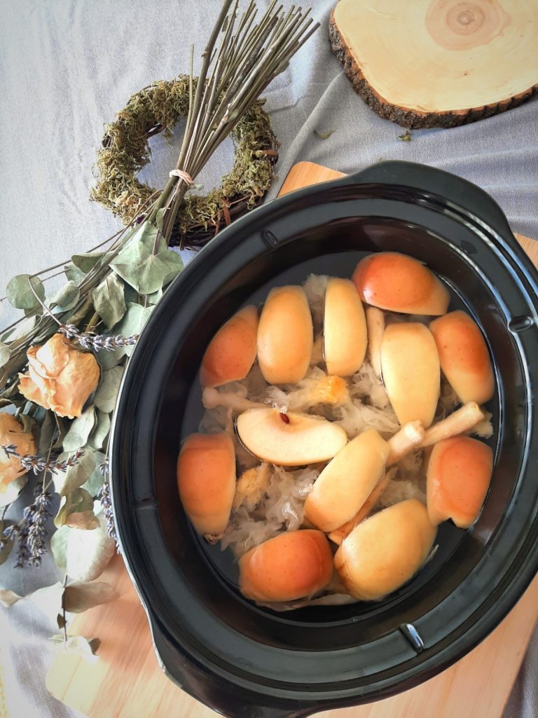 Apple and snow fungus sweet soup