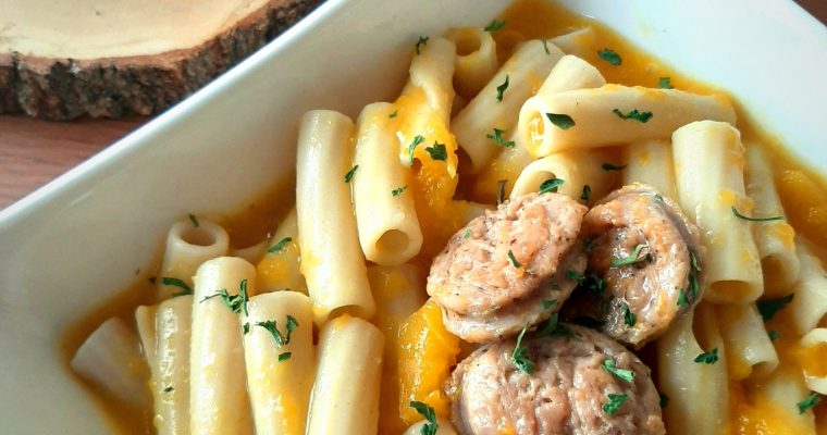 Mac n' "Cheese" : Macaroni and dairy-free cheese sauce topped with sliced chicken sausages
