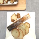 Broiled salmon, potatoes and Jerusalem artichokes