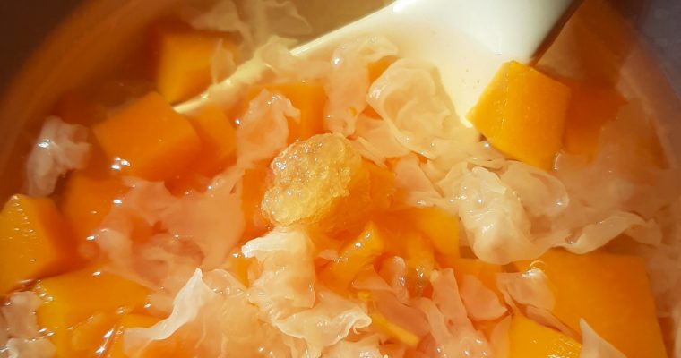 Papaya snow fungus sweet soup in a bowl with a spoon